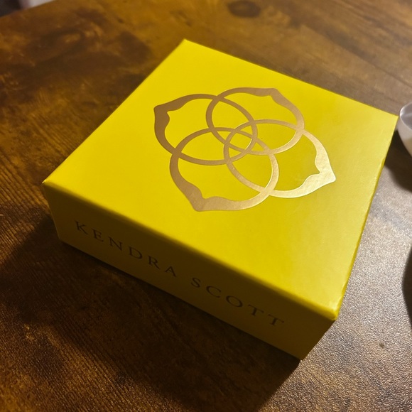 Kendra Scott Elegant Gold Necklace Opal Pendant w/ Box, Dustbag & Bow NEW Gift - Picture 5 of 7